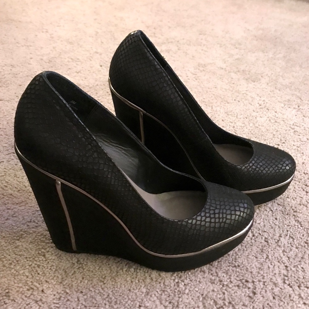 Levity Black Snake Wedges